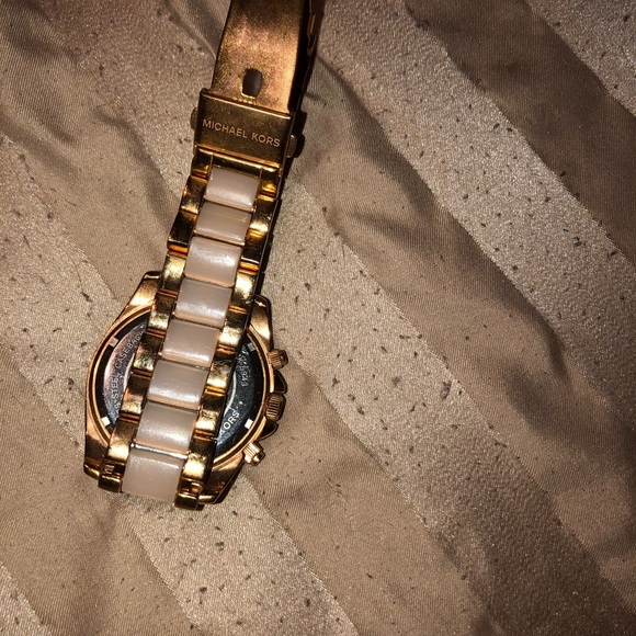 Authentic rose gold Michael Kors watch - Picture 2 of 3